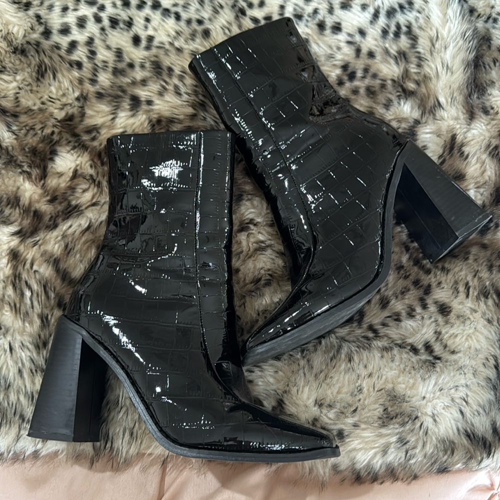 Boohoo black alligator patent leather boots 7.5